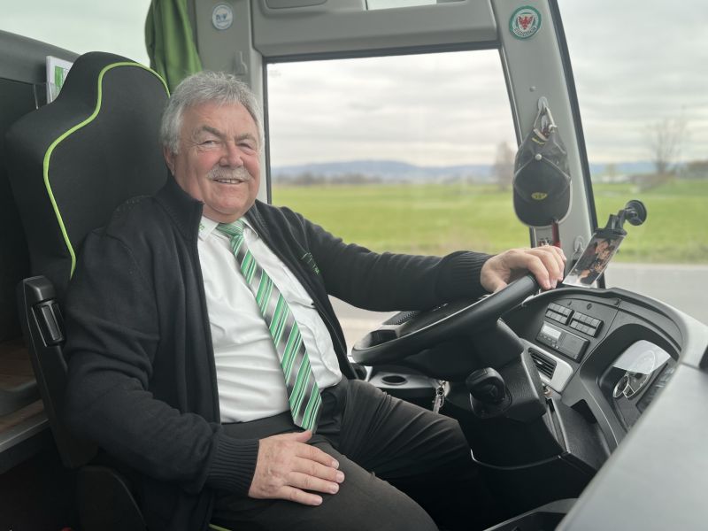 Busfahrer Günter Langlitz vor einem Reisebus von Röder-Reisen