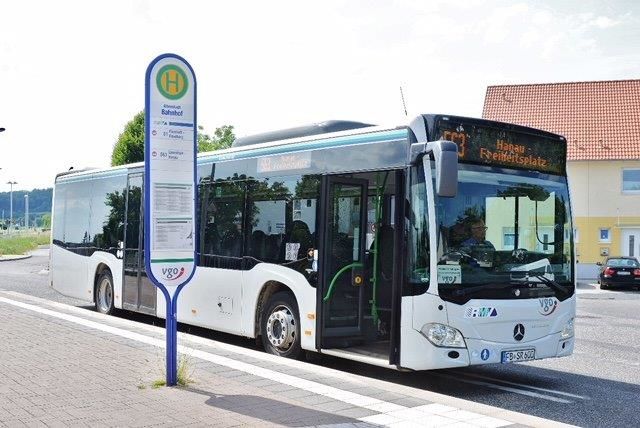 Linienbus von Röder-Reisen an einer Haltestelle