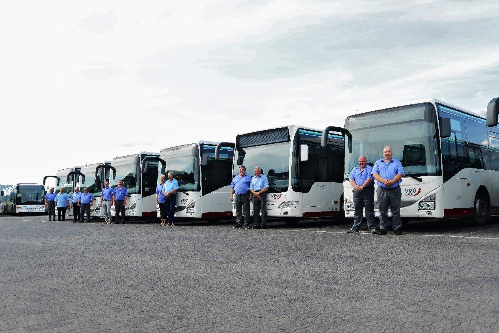 Linienbusse der Röder-Flotte mit Fahrerinnen und Fahrern