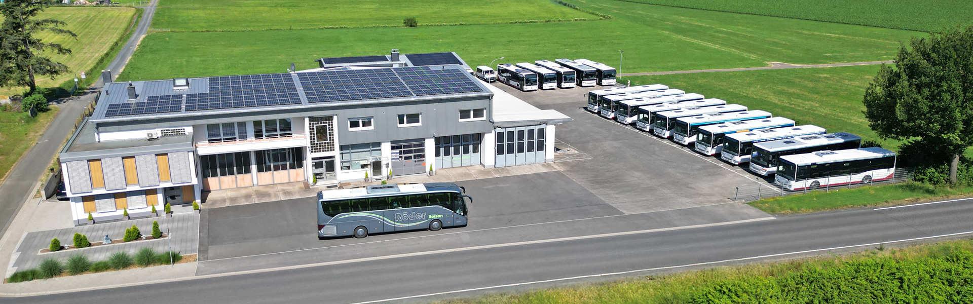 Betriebshof von Röder-Reisen mit Reise- und Linienbussen